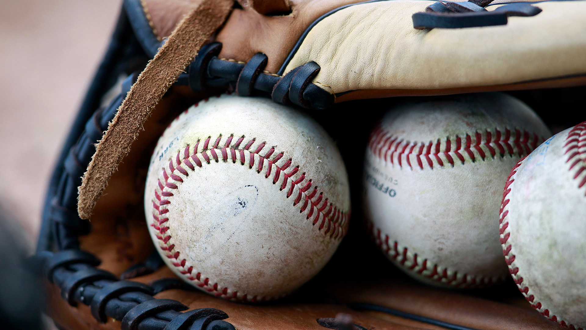 Baseballhandschuh mit Bällen