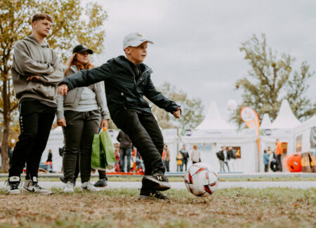 Bub schießt Fußball