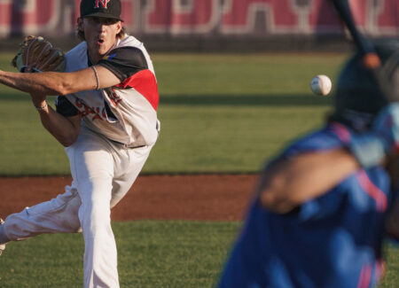 Ein Baseballer wirft den Ball