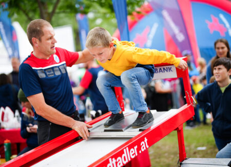 Skispringen im Sommer - nur am Tag des Sports.