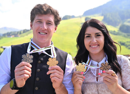 Raphael Haaser und Stephanie Venier mit ihren WM-Medaillen